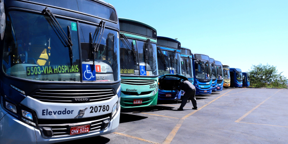 pátio de ônibus do transporte coletivo