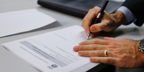 mãos deparlamentar manuseim folha de papel