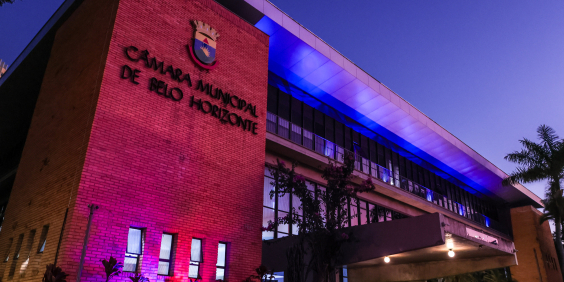 Fachada da Câmara Municipal de Belo Horizonte iluminada na cor roxa
