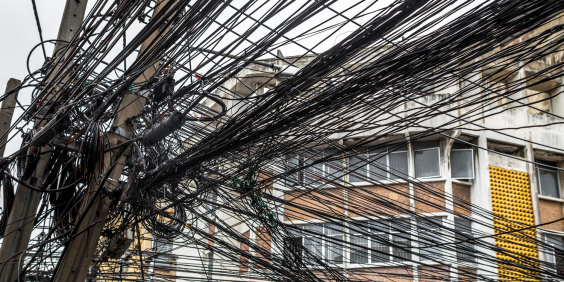 fios elétricos emaranhados em paisagem urbana
