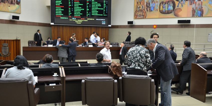 Vereadores no Plenário Amynthas de Barros para votação de projetos