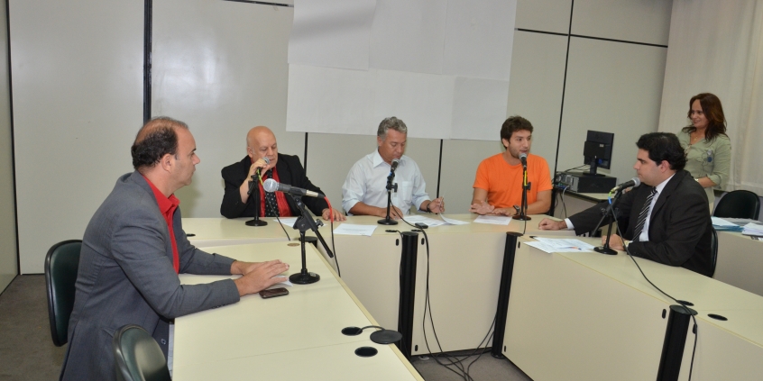 vereadores em reunião da Comissão de Administração Pública