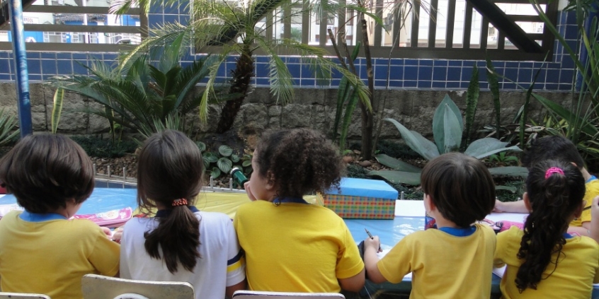 Em foco, política de atenção à criança matriculada em creche. Foto: JUL;ANA / Licença Creative Commons