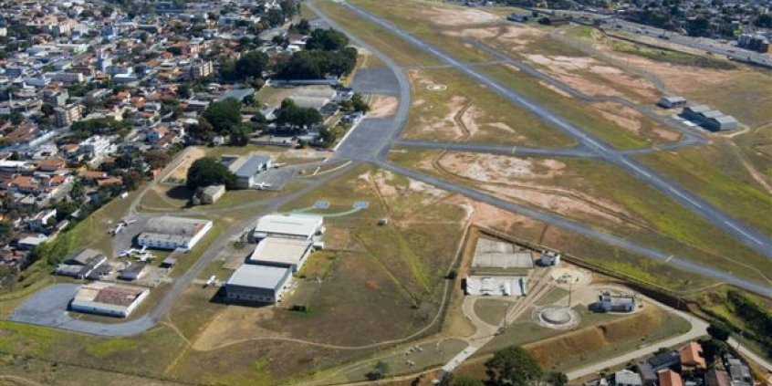 Aeroporto, localizado dentro da área urbana, gera transtornos e riscos para moradores do entorno (Foto: Portal PBH)