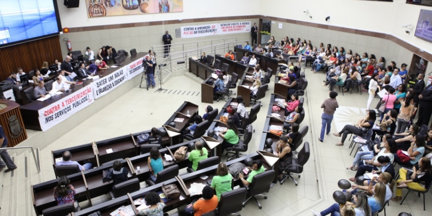 Professores lotaram plenário para protestar contra medida imposta pela Prefeitura (Foto: Mila Milowski)