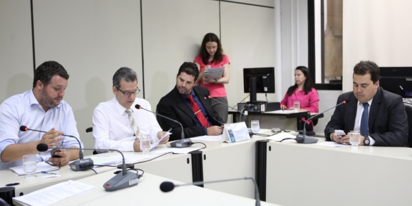 Pedro Patrus, Leonardo Mattos (presidente), Adriano Ventura e Pablito apreciaram requerimentos e PLs (Foto: Mila Milowski),