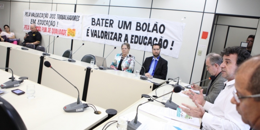 Professores cobram valorização da carreira e maiores investimentos na educação. Foto: Mila Milowski/CMBH
