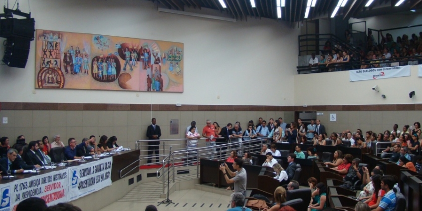 Receando a perda de direitos da categoria, servidores lotaram o plenário da Casa em dezembro de 2015 (Foto: Divulgação CMBH)
