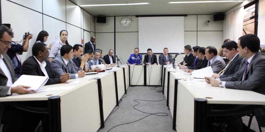 Vereadores e convidados debatem criação de destacamento de bombeiros civis no Município na Comissão de Administração Pública