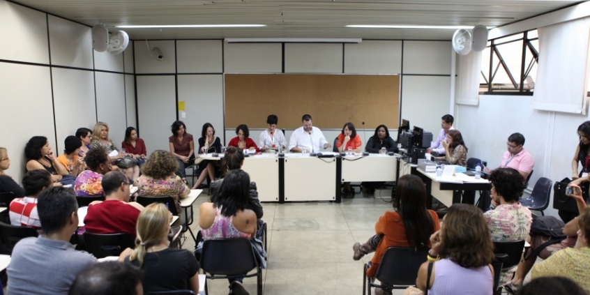 Comissão discutiu guarda de filhos de dependentes químicos (Foto: Mila Milowski)