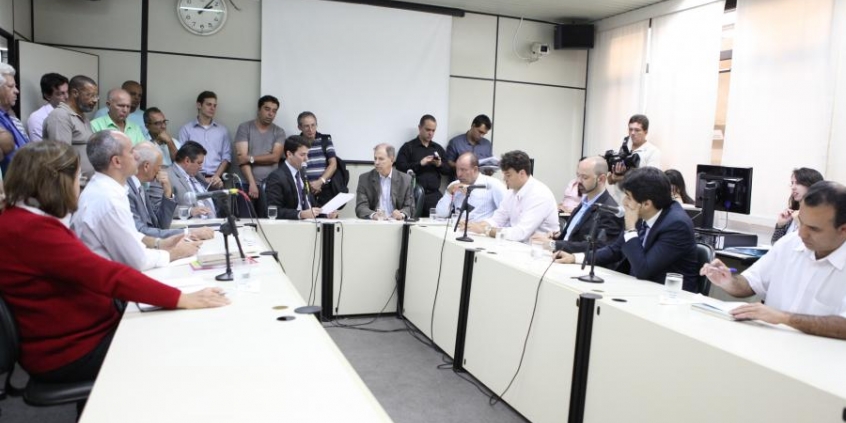 Vereadores debatem reivindicações de taxistas com representantes de sindicatos e da BHTrans