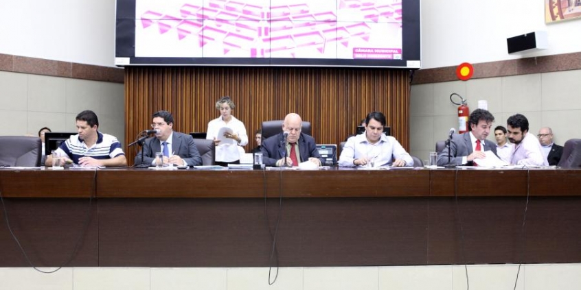 Vereadores Adriano Ventura, Tarcísio Caixeta, Henrique Braga, Jorge Santos e Gilson Reis, da Comissão de Orçamento e Finanças
