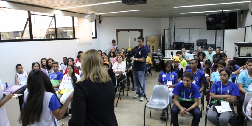 Um dos alunos foi homenageado por conquista em concurso nacional de redação - Foto: Mila Milowski