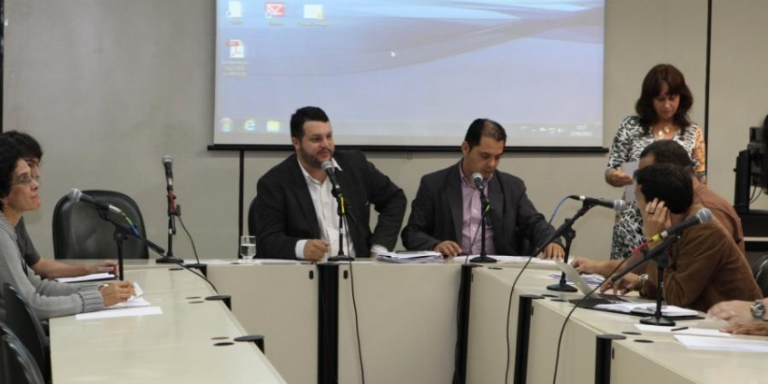 Vereadores Pedro Patrus e Elvis Côrtes analisam proposições na 19ª reunião ordinária da Comissão de Direitos Humanos