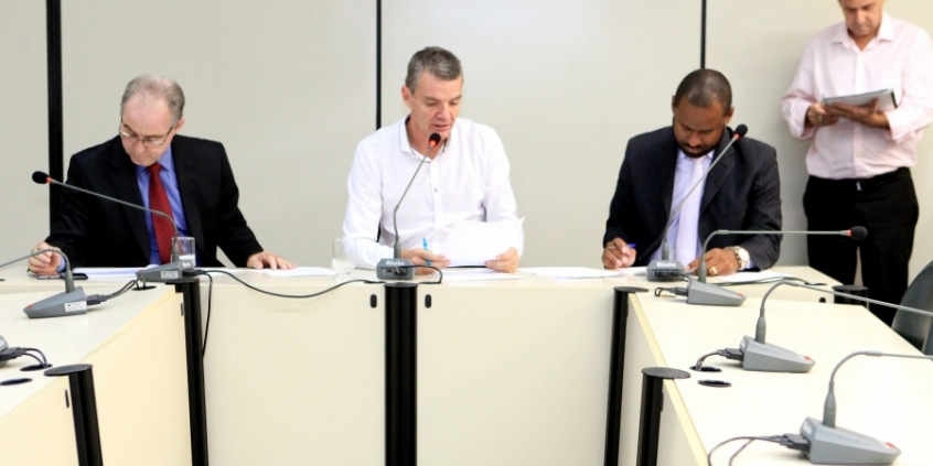 O presidente Juliano Lopes, ladeado pelos colegas Heleno e Juninho Paim, aprovaram realização do debate (Foto: Rafa Aguiar)