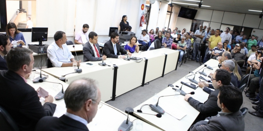 Permissionários e familiares lotaram o plenário para debater direito de herança da permissão (Foto: Mila Milowski)