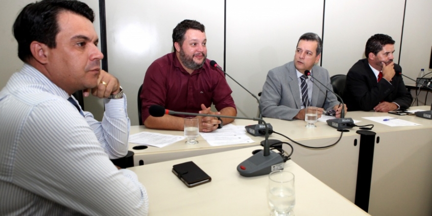 Vereadores em reunião da Comissão de Direitos Humanos e Defesa do Consumido, nesta terça-feira (13/10/2015). Foto: Raga Aguiar