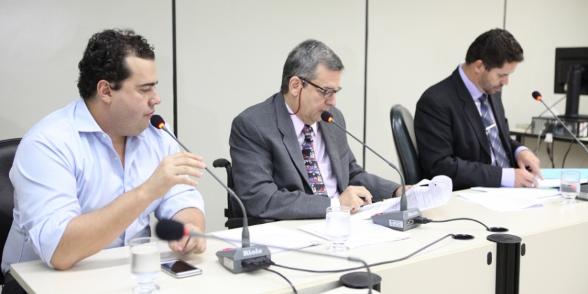 Pablo César - Pablito (PV), Leonoardo Mattos (PV) e Adriano Ventura (PT), em reunião da Comissão. Foto: Mila Milowski