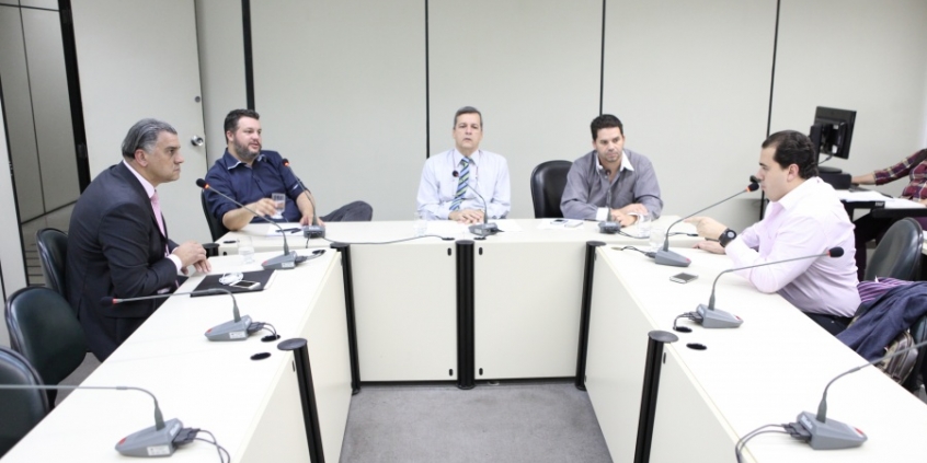 Joel Moreira (esq.) Pedro Patrus, Leonardo Mattos, Adriano Ventura e Pablito discutem ocupações do Isidoro (Foto: Mila Milowski)