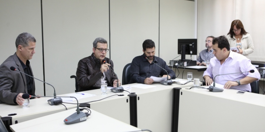 Parlamentares em reunião da Comissão de Direitos Humanos e Defesa do Consumidor. Foto: Mila Milowski