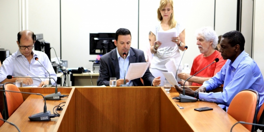 Vereadores da Comissão de Educação apreciam requerimentos e pareceres na reunião desta quarta-feira (Foto: Rafa Aguiar)