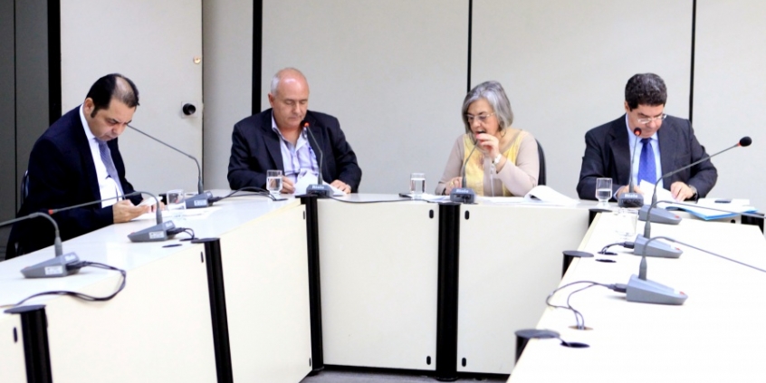 Elvis Côrtes, Doutor Sandro, Elaine Matozinhos e Tarcísio Caixeta apreciam pauta da reunião desta quinta (Foto: Rafa Aguiar)