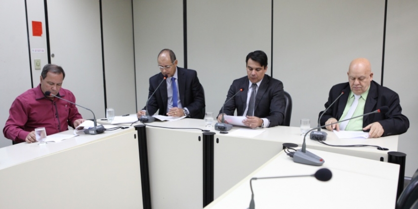 Parlamentares em reunião da Comissão de Orçamento e Finanças Públicas. Foto: Mila Milowski