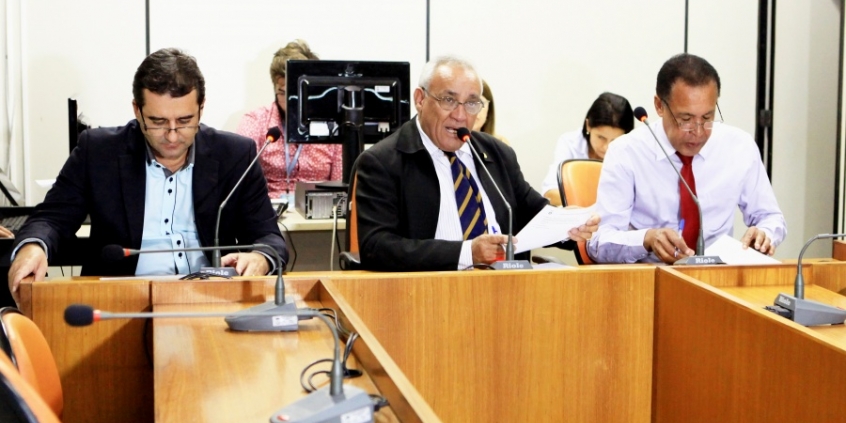 Vereadores Dr. Nilton, Márcio Almeida e Veré da Farmácia, em reunião da Comissão de Saúde. Foto: Rafa Aguiar