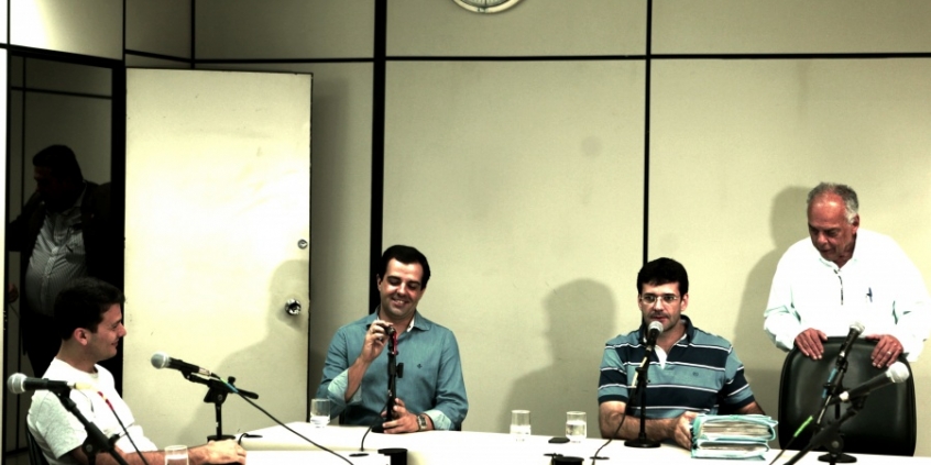 Na mesa, Marcelo Aro (PHS), Juninho Los Hermanos (Pros) e Marcelo Álvaro Antônio (PRP), na reunião de 2ª feira (30/12)
