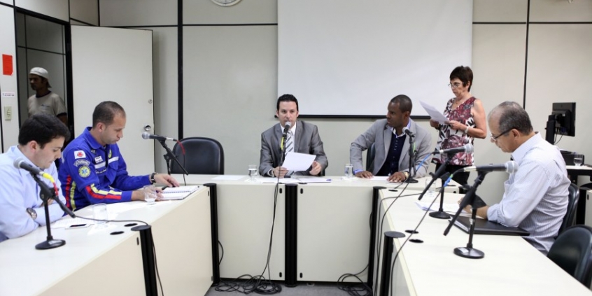 Comissão de Administração Pública aprova o parecer de cinco projetos de lei e marca audiência