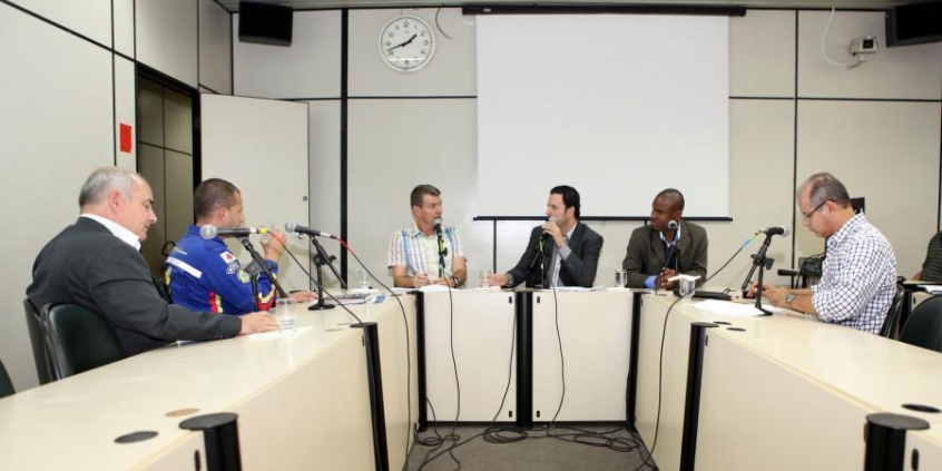 Dr. Sandro, Bim da Ambulância, Juliano Lopes, Prof Wendel, Juninho Paim e Bispo Fernando na Comissão de Administração Pública