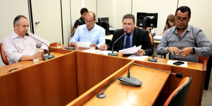 Silvinho Rezende, Bispo Fernando Luiz e Autair Gomes aprovaram parecer de Preto à proposta do Executivo (Foto: Rafa Aguiar)