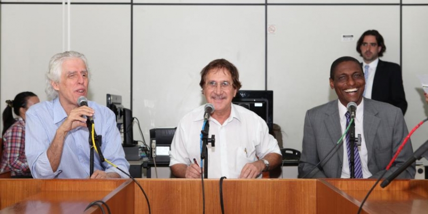 Vereadores Arnaldo Godoy, Ronaldo Gontijo e Pelé do Vôlei na 12ª reunião ordinária da Comissão
