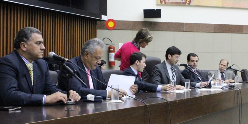 Vereadores da Comissão de Legislação e Justiça compondo a mesa