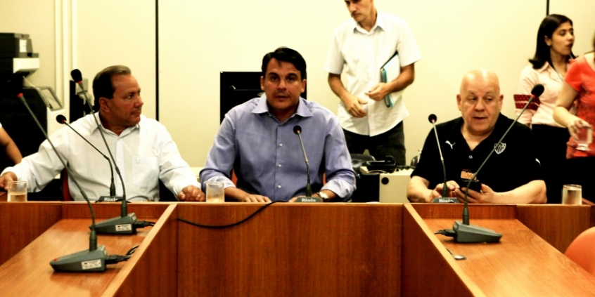 Vereadores Vilmo Gomes, Jorge Santos (presidente) e Henrique Braga apreciam PLs na Comissão de Orçamento (Foto: Rafa Aguiar)