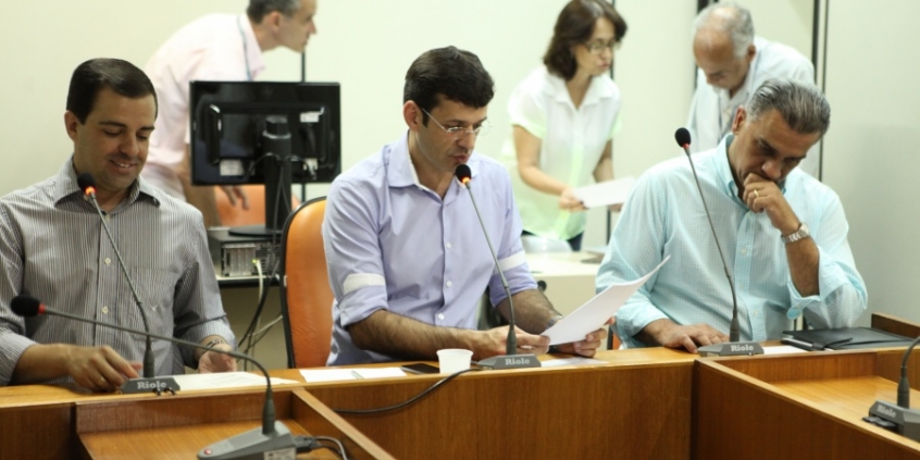 Vereadores Juniho Los Hermanos (Pros), Marcelo Álvaro Antônio (PRP) e Joel Moreira Filho (PTC), em reunião da CLJ