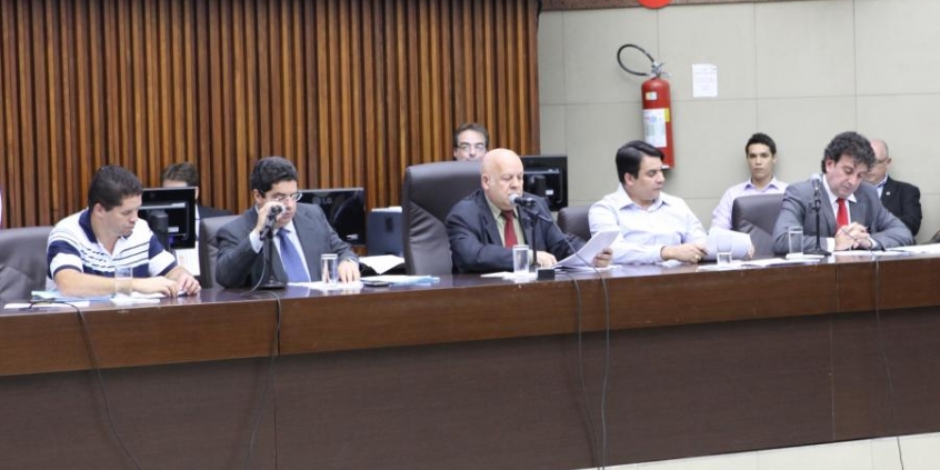 Vereadores Adriano Ventura, Tarcísio Caixeta, Henrique Braga, Jorge Santos e Gilson Reis, da Comissão de Orçamento e Finanças