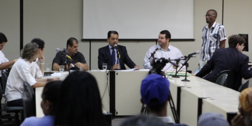Moamed Rachid, Elvis Côrtes (presidente) e Pedro Patrus apreciam a pauta antes da audiência pública sobre a Vila Arthur de Sá