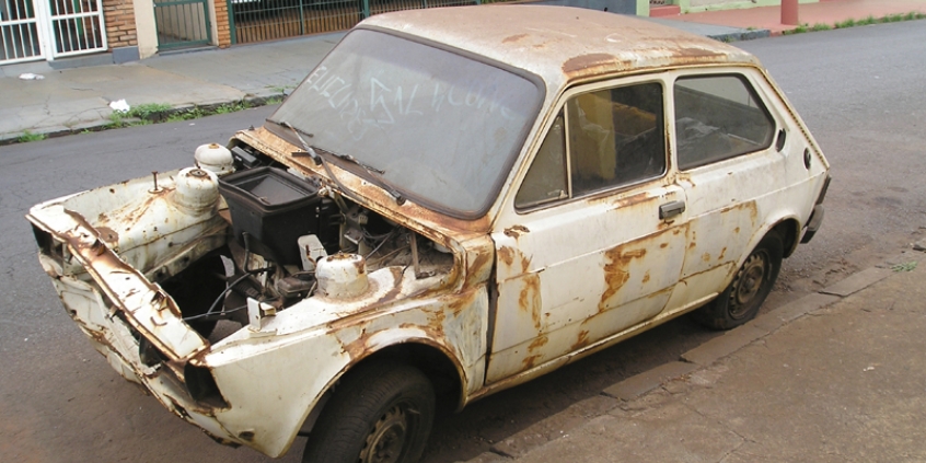 Carros abandonados nas ruas viram problema de saúde pública. Foto: Ilma Guideroli