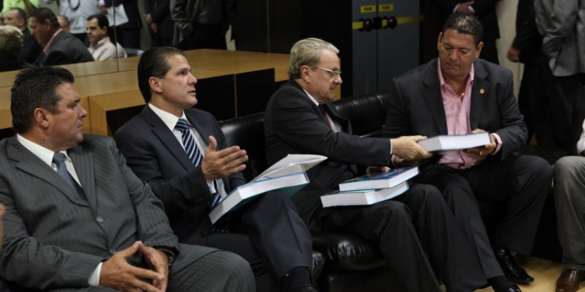 Presidente do Legislativo, Léo Burguês de Castro, recebeu projetos das mãos do prefeito Marcio Lacerda