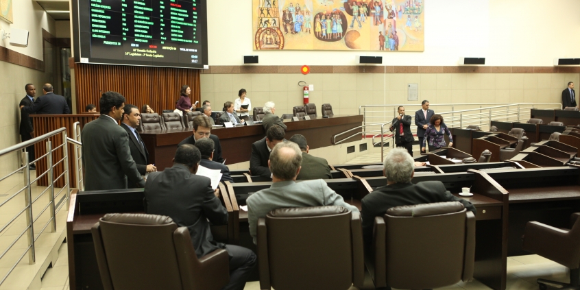 Apresentação obrigatória de certidões negativas por terceirizados é aprovada