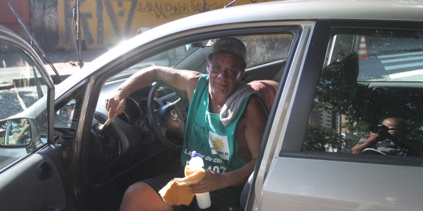 Profissional lava carro em estacionamento em Belo Horizonte