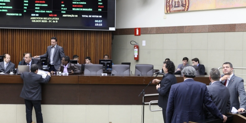 Veeadores se revezaram ao microfone para se pronunciar sobre assuntos de interesse da cidade. (Foto: Mila Milowski)