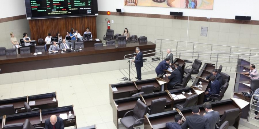 Em reunião plenária, vereadores mantiveram vetos e aprovaram reajuste dos servidores
