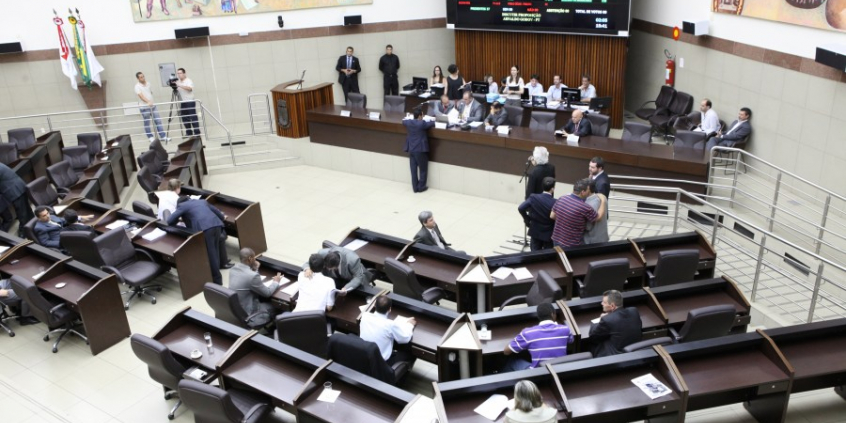 Em meio a debate, plenário decidiu pela manutenção de vetos. Foto: Mila Milovski