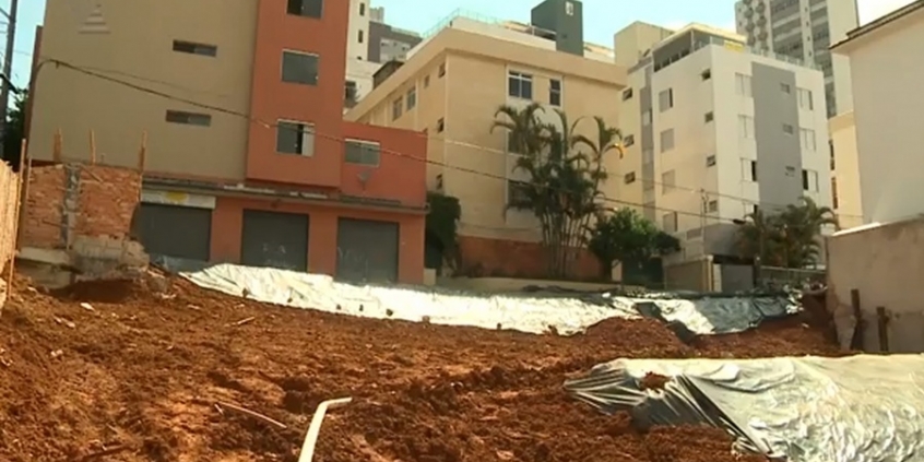 Moradores da Rua Cabo Verde (Cruzeiro) cobram embargo da obra que está provocando desmoronamento. Foto: Divulgação/CMBH