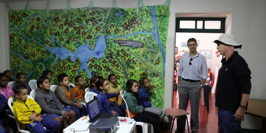 Lição de sustentabilidade para crianças no Centro de Educação Ambiental - Foto: Divulgação CMBH