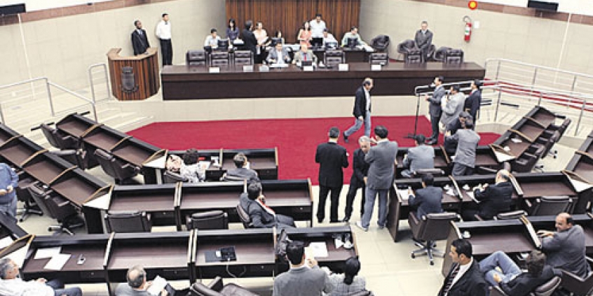 Vereadores de BH discutem e votam projetos de lei no plenário Amynthas de Barros