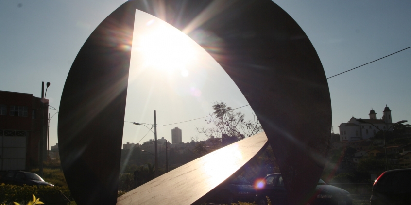 Escultura triangular em ferro na portaria principal da CMBH