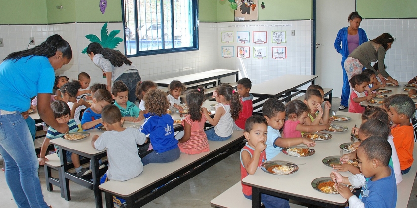 Alunos se alimentam na rede municipal de ensino